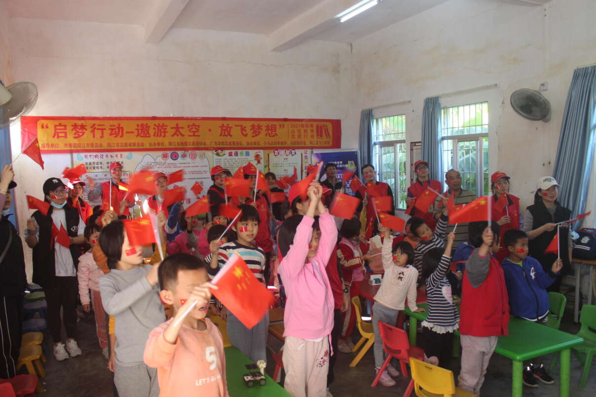 阳江市扬爱志愿者协会到双滘镇边远山区运动分教点、大陈学校罗迈分教点开展助学活动