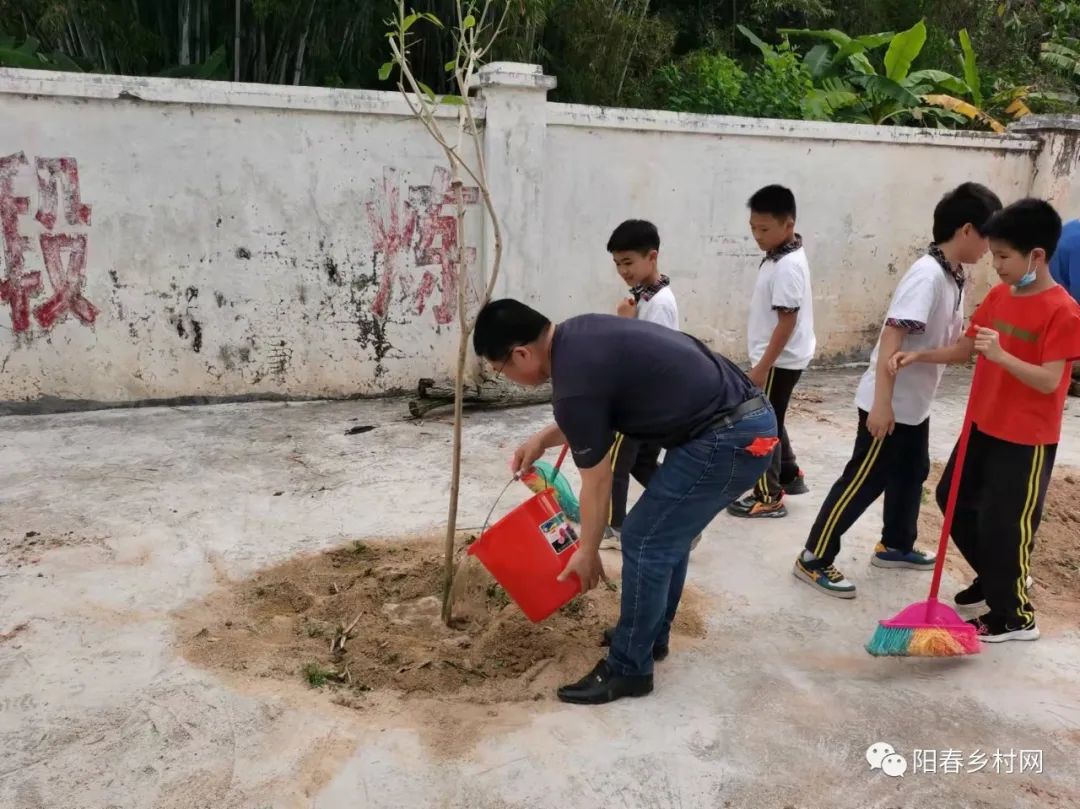 双滘镇中心小学开展“弘扬生态文明，共建绿色学校”为主题的植树活动