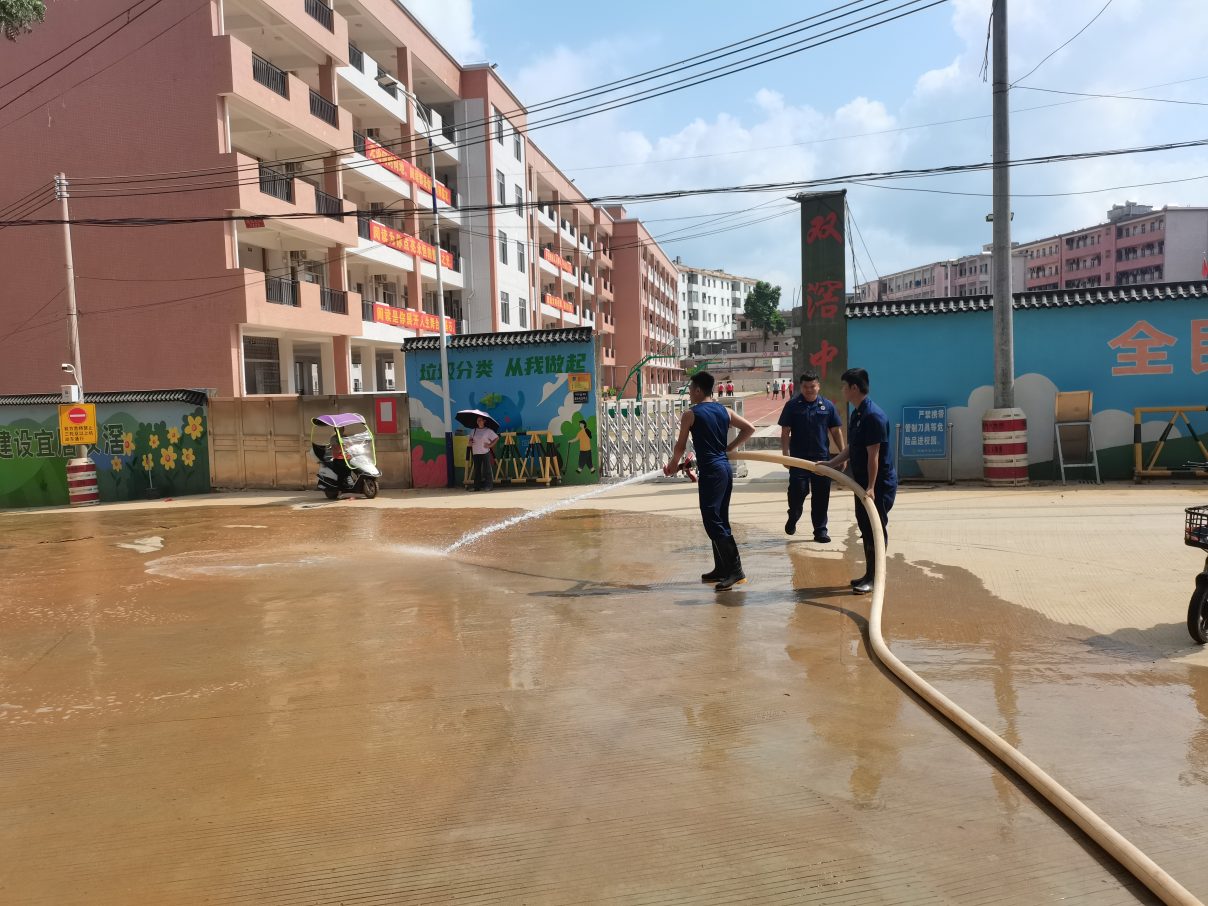 双滘镇政府迅速行动清洗中心小学校门口泥尘，获家长和师生赞誉 8