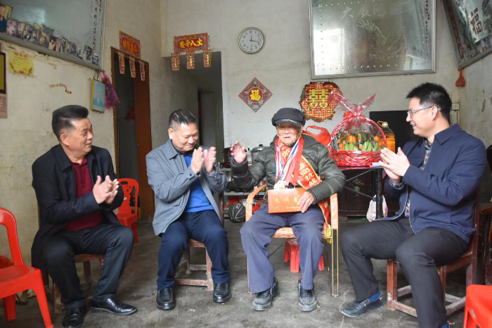 阳江市退役军人事务局领导到双滘镇走访慰问103岁抗战老兵黎木伙