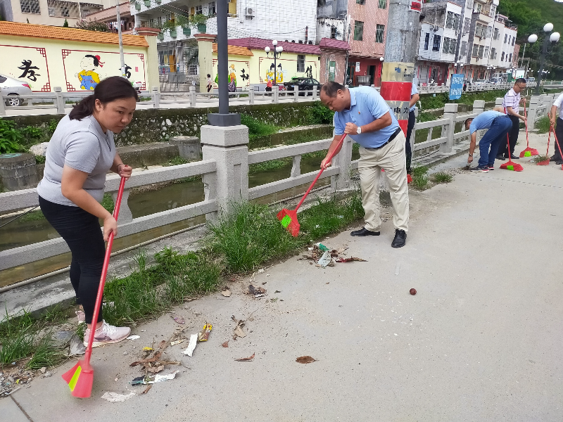 双滘镇：开展环境卫生大扫除活动