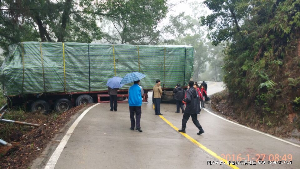 双滘快讯：杨柳岭货车打滑造成主干道大塞车