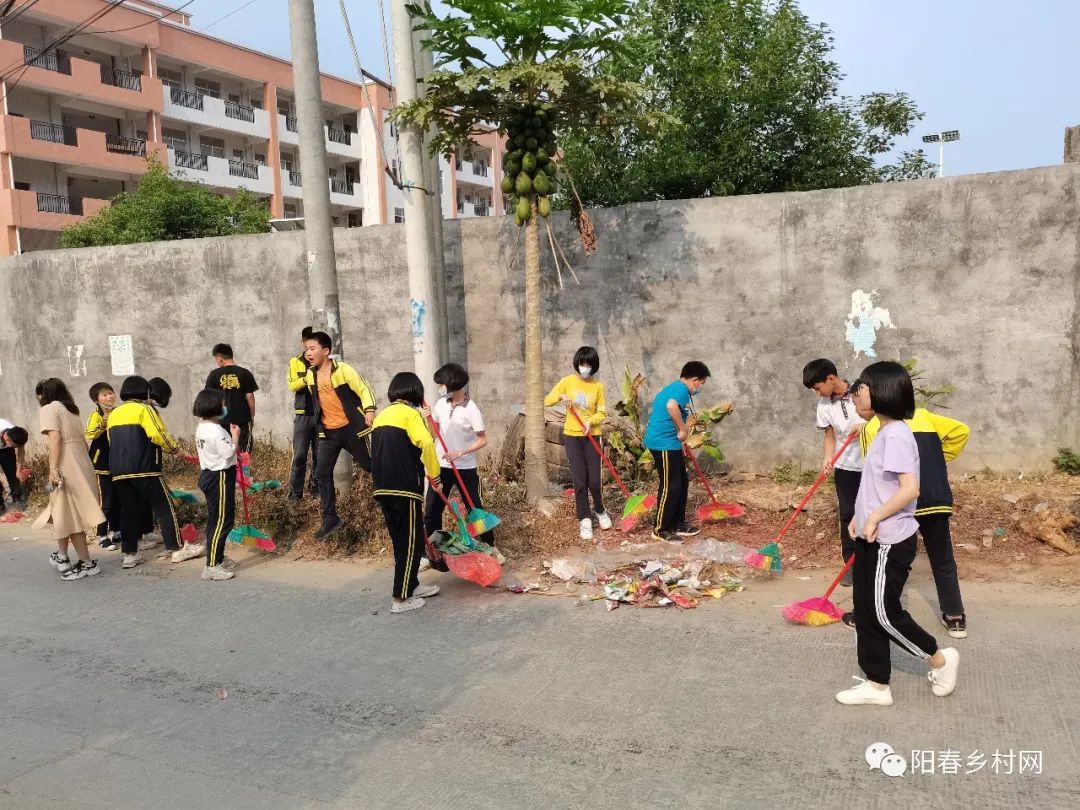 双滘镇中小学生上街打扫卫生，全力做好省文明城市的迎检工作