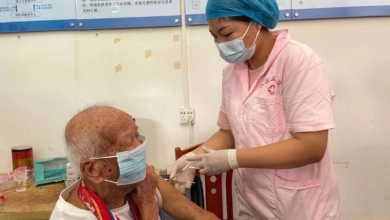 我为群众办实事——双滘镇为百岁抗战老兵接种疫苗