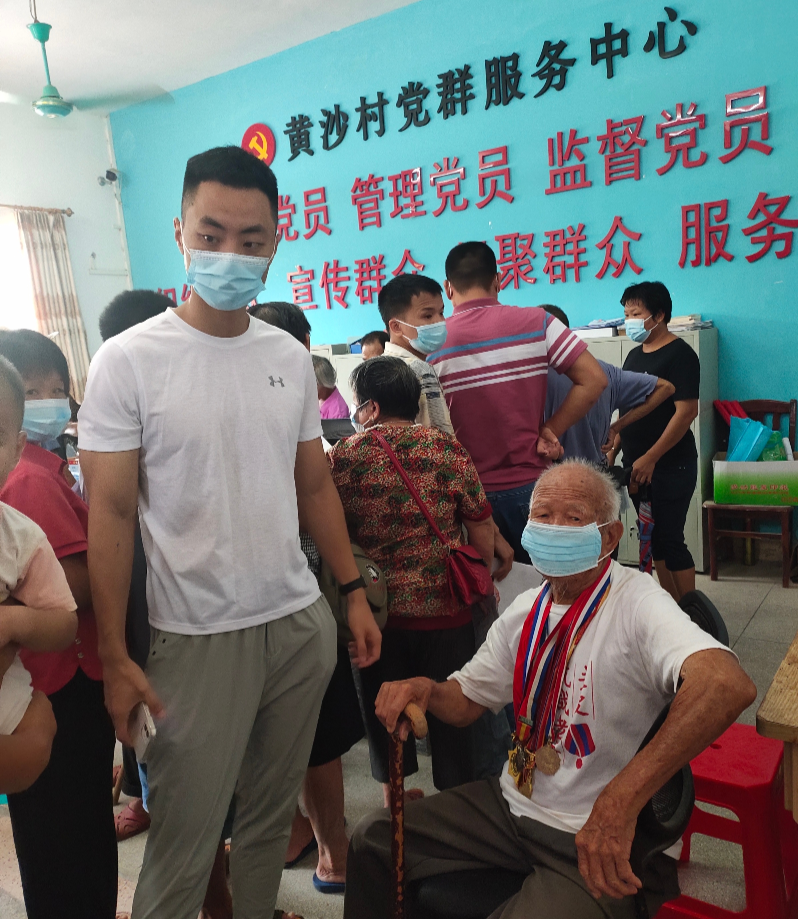 我为群众办实事——双滘镇为百岁抗战老兵接种疫苗