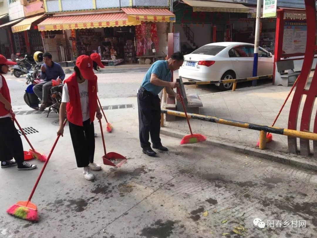 双滘镇中小学生上街打扫卫生，全力做好省文明城市的迎检工作