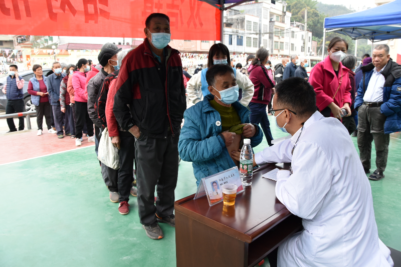 结对帮扶护健康送医送药助振兴大型义诊活动在双滘镇举行