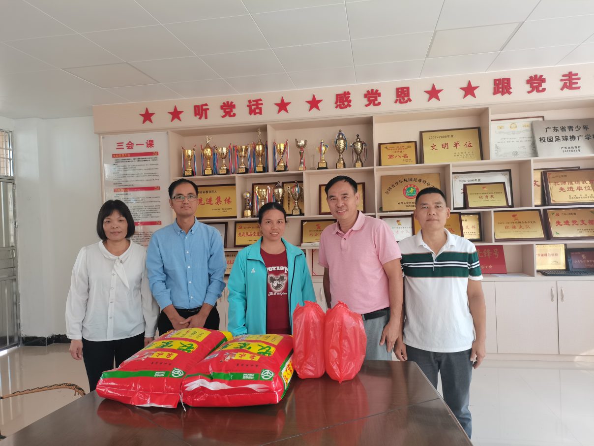 双滘镇中心小学领导慰问“三巴”洪灾中受损的施辉玲老师