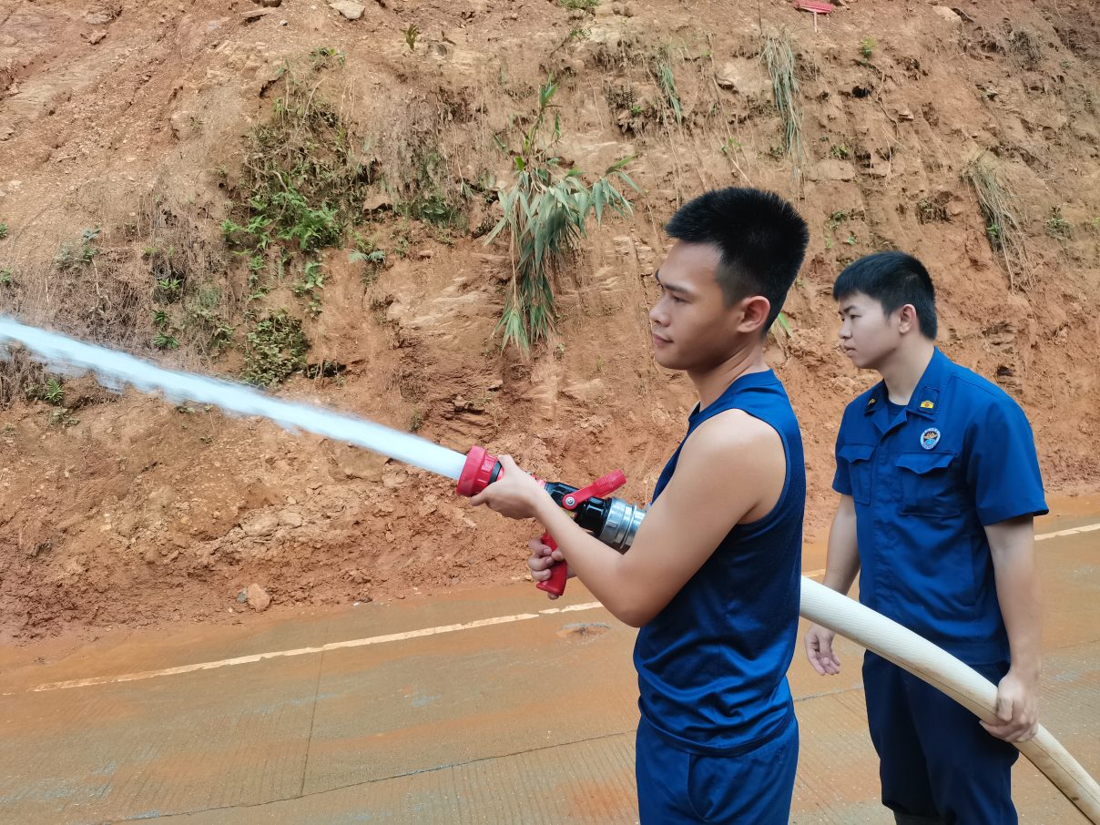 双滘镇政府迅速行动清洗中心小学校门口泥尘，获家长和师生赞誉 7