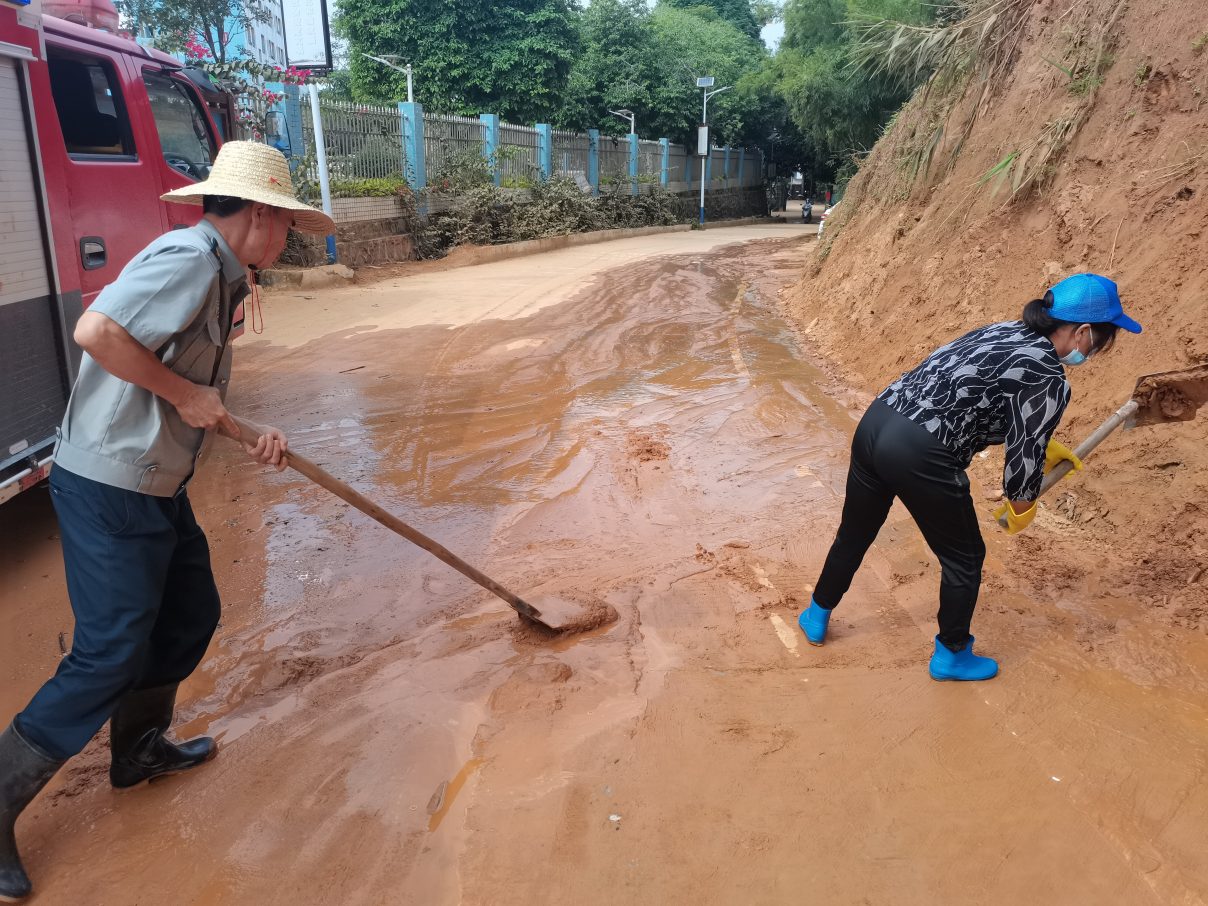 双滘镇政府迅速行动清洗中心小学校门口泥尘，获家长和师生赞誉 3